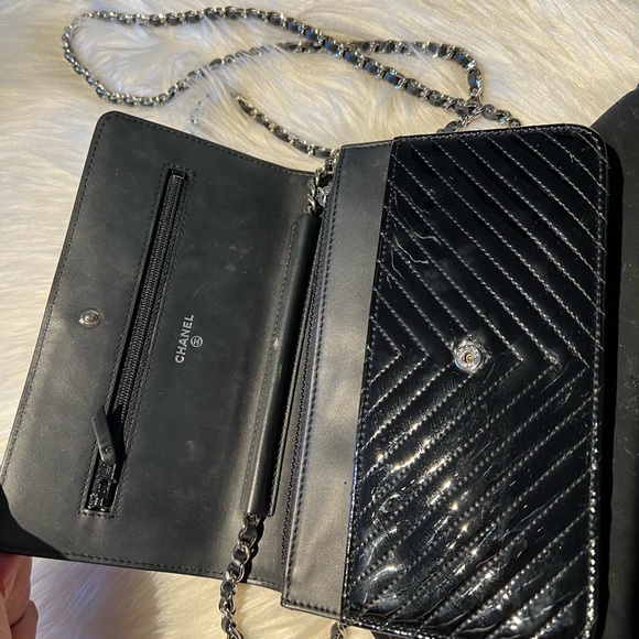 Pre-loved Chanel black Quilted Patent Leather Brilliant , clutch bag. - Picture 4 of 11